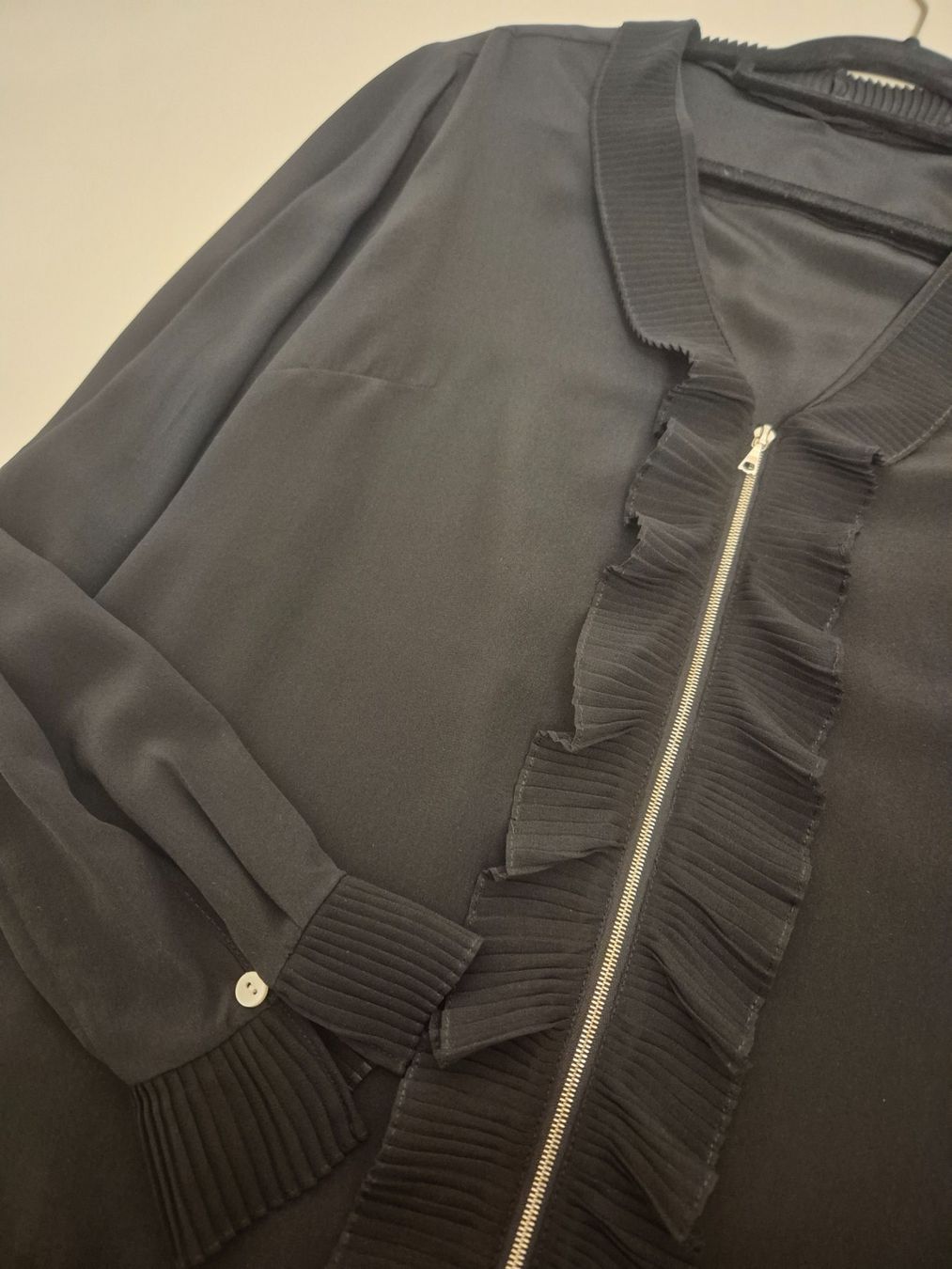 Camicette: Schwarze Bluse mit Reissverschluss – Usato da Niederhasli venduto da mybluefish