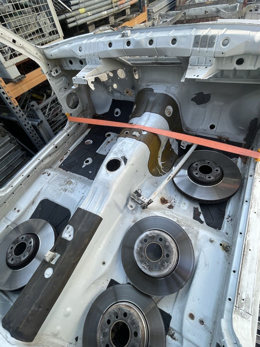 BMW Toutes les pièces auto: Rohkarosserie BMW E30 Kombi – Défectueux à Rebstein par strubel010 2
