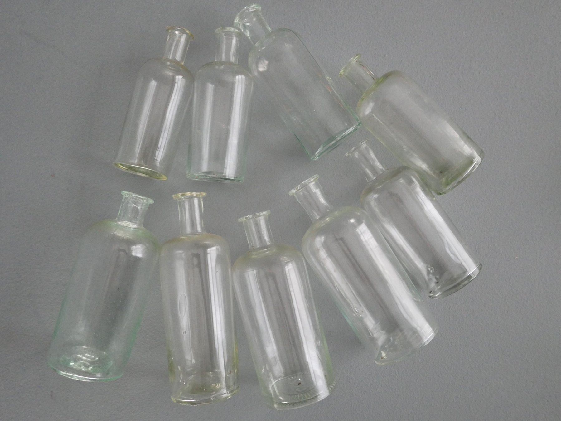 Laborzubehör: SAMMLUNG ANTIKE APOTHEKER GLAS-FLÄSCHCHEN – Gebraucht aus Balgach von Zwischenraum 4