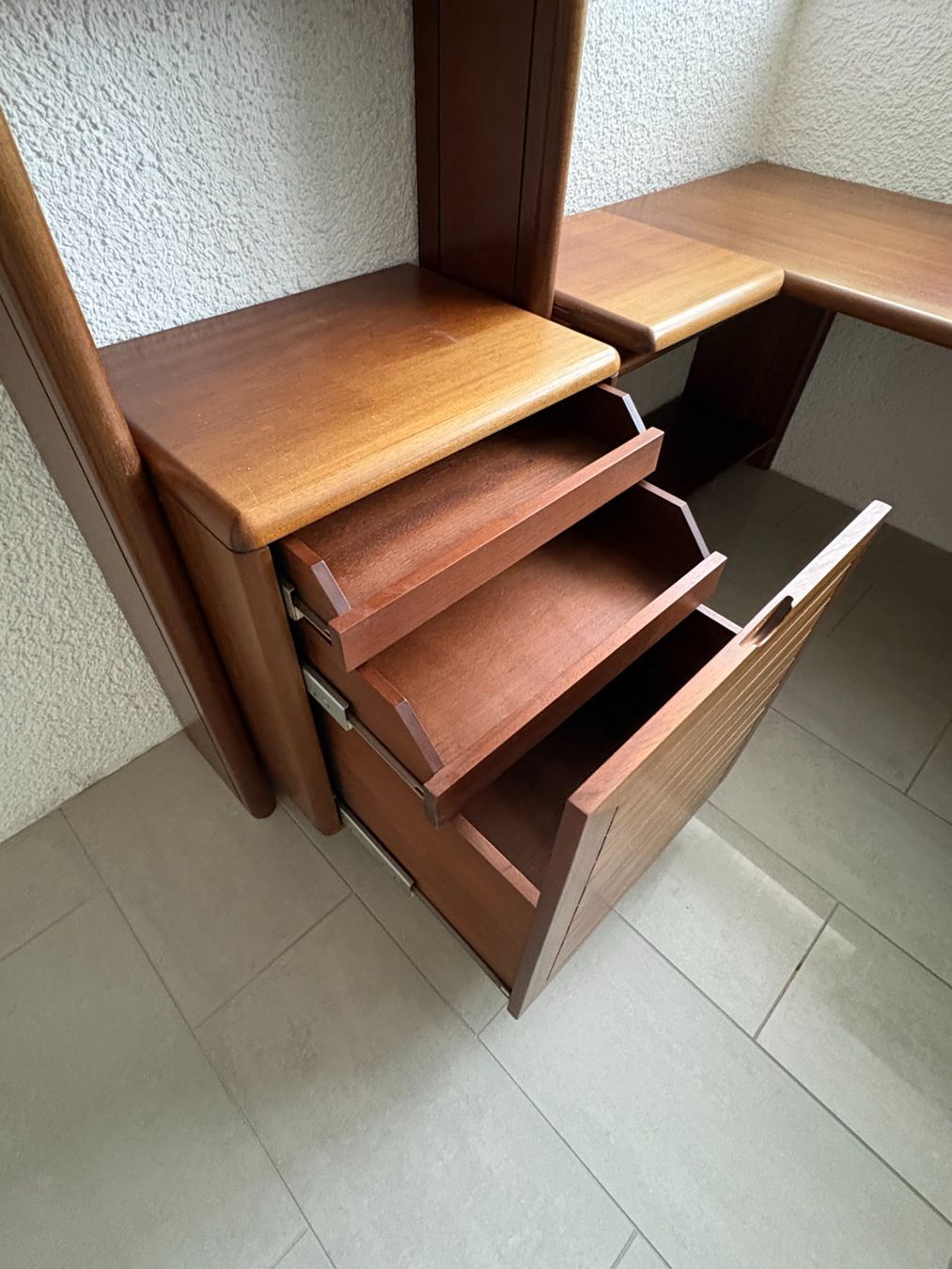 Bureaux: Bürotisch mit passenden Regalsystem – D'occasion à Zürich par philipbucher01 2
