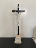 Antikes Kruzifix mit Jesus Figur Inri Sockel Porzellan