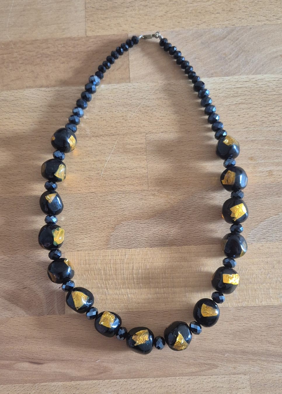 Catenine: Collier en perles noires et dorées – Usato da Cheseaux-sur-Lausanne venduto da Nono031