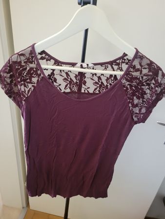 Damen T-Shirt Clockhouse lila mit Spitze Grösse M