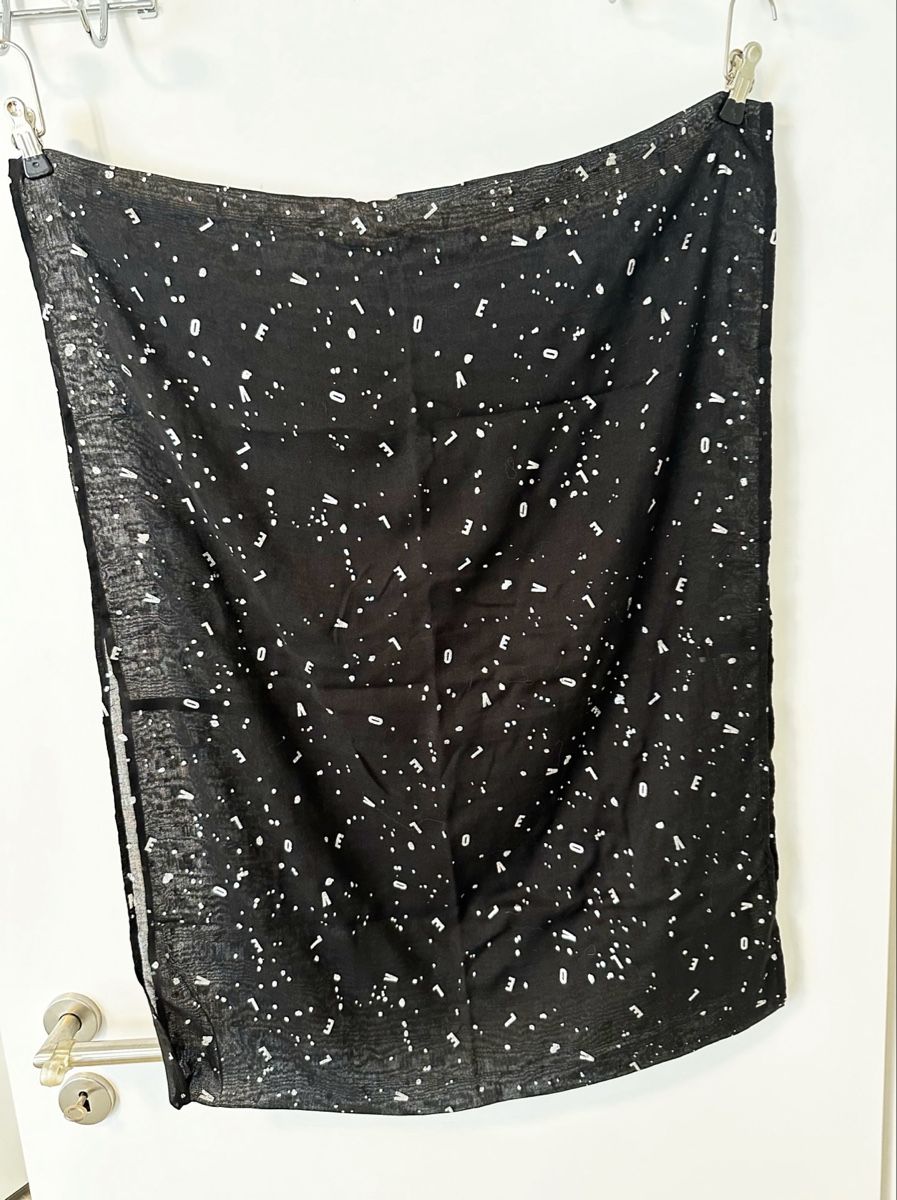 Foulard & Sciarpe: Schwarzer Loopschal mit "Love"-Muster - Accessoire – Nuovo (secondo la descrizione) da Eglisau venduto da Brewster1