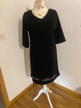 Robe élégante noire avec dentelle matière stretch