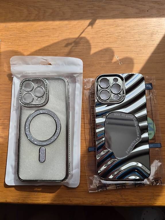 Coques & Protection écran: 2 Cases Iphone 15 Pro Max – D'occasion à Zäziwil par gerbwa01