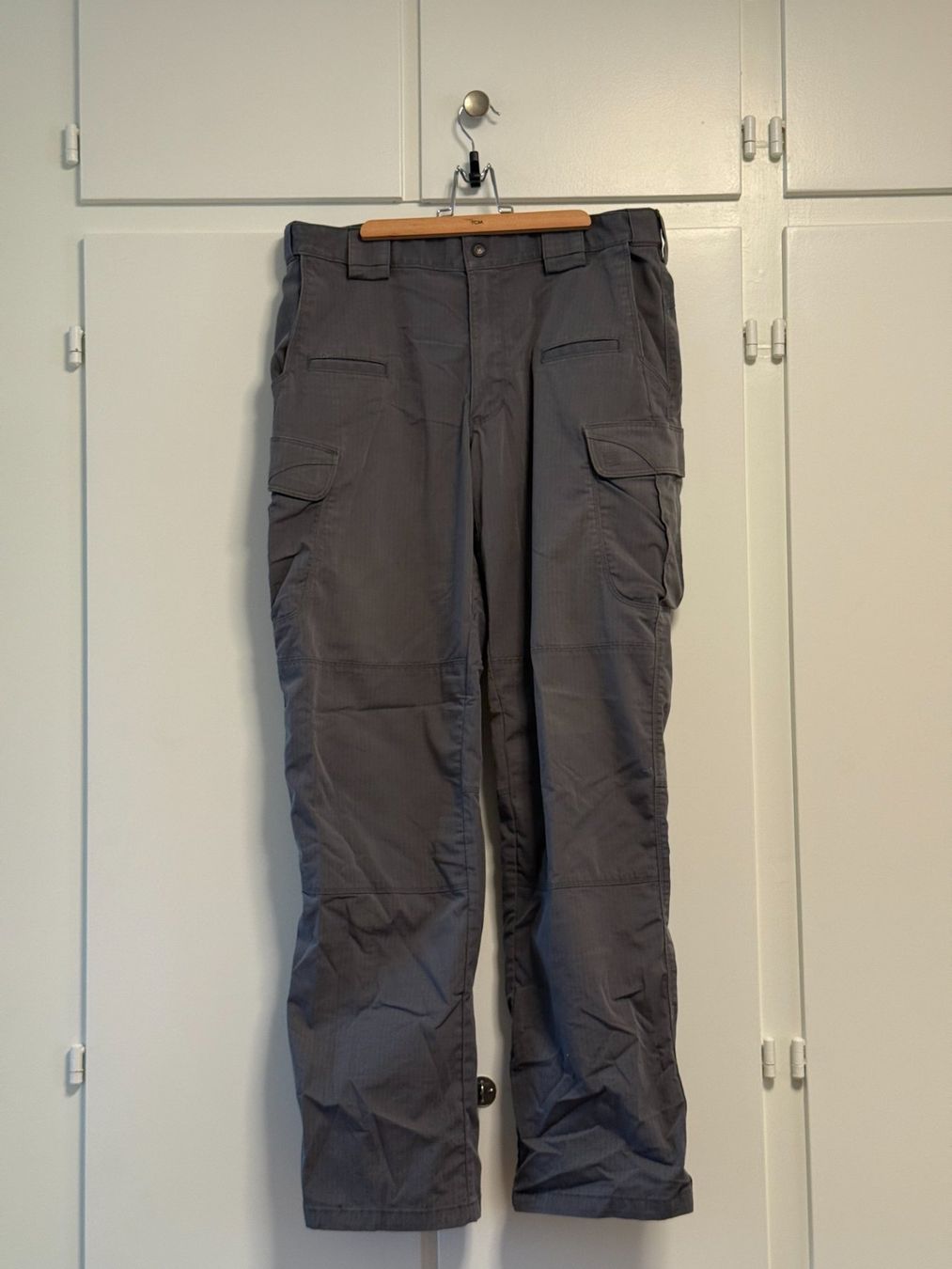 Pantaloni: 5.11 Tactical Series Graue Cargohose W30 L34 – Usato da Basel venduto da FrozenFire