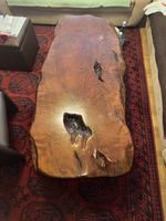 Couchtisch aus einer Massivholz-Baumscheibe