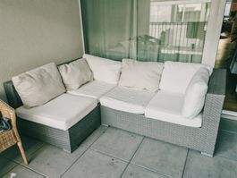 Rattan-Lounge Ecksofa + Sessel, grau mit weissen Polstern