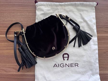 ungetragene Aigner Lola Samt-Tasche (Schwarz)