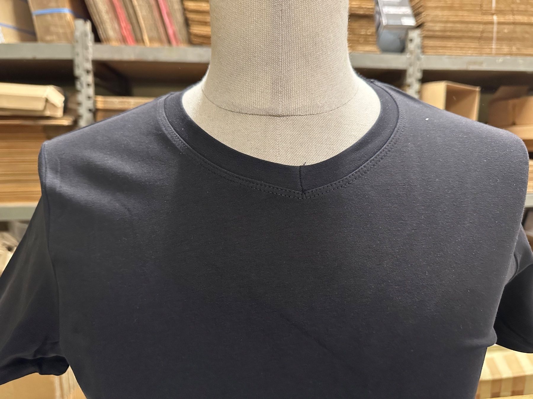 T-shirt: 45 Stk. neue, schwarze T'Shirt 92% BW/ 8%Elastan – Nuovo e nell'imballaggio originale da Necker venduto da liq24