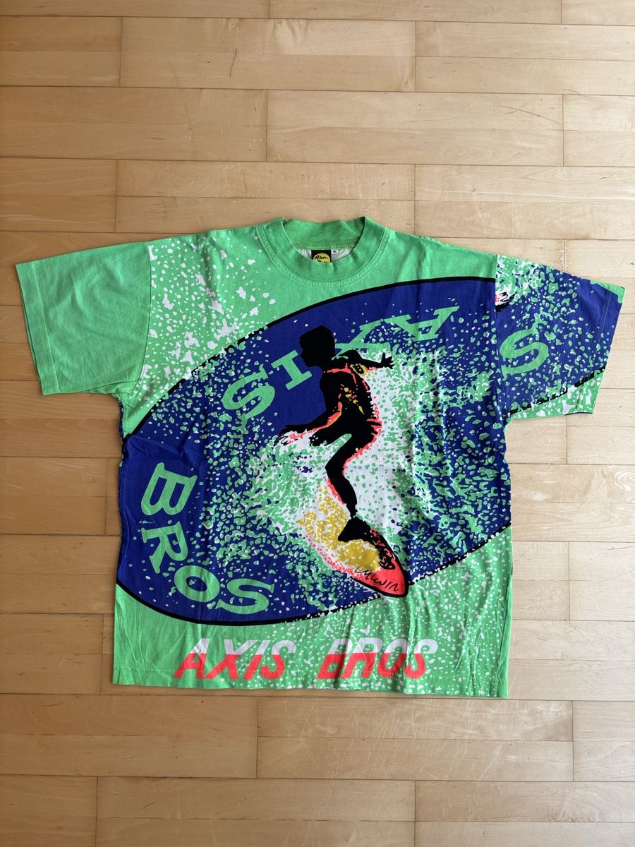 T-shirt: Vintage 90s Axis Bros Surf Tshirt – Usato da Belmont-sur-Lausanne venduto da Cedr_Barto