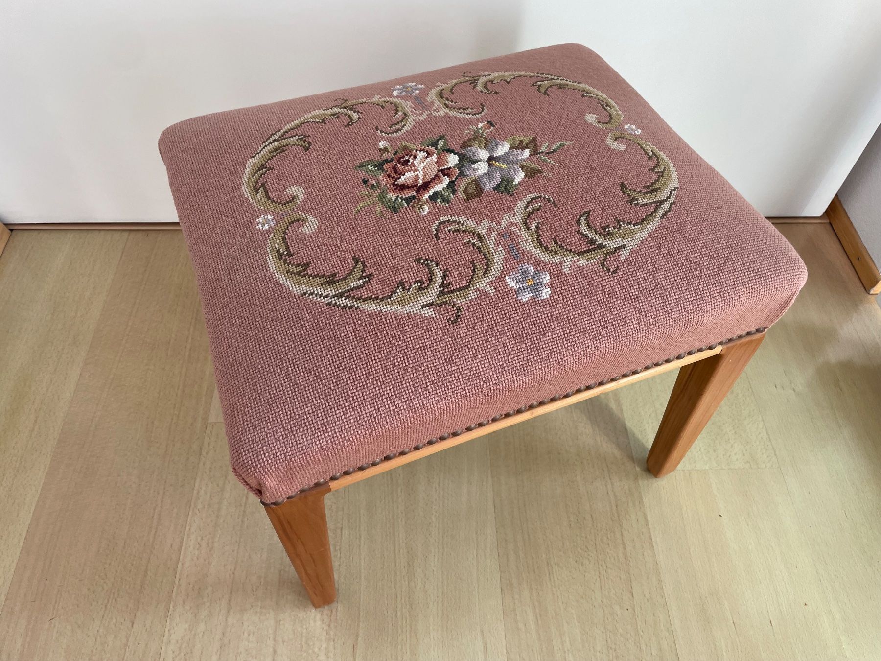 Sgabelli: Gobelin Hocker – Usato da St. Gallen venduto da rap_wm5l