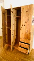 Massgefertigter Vollholz Schrank