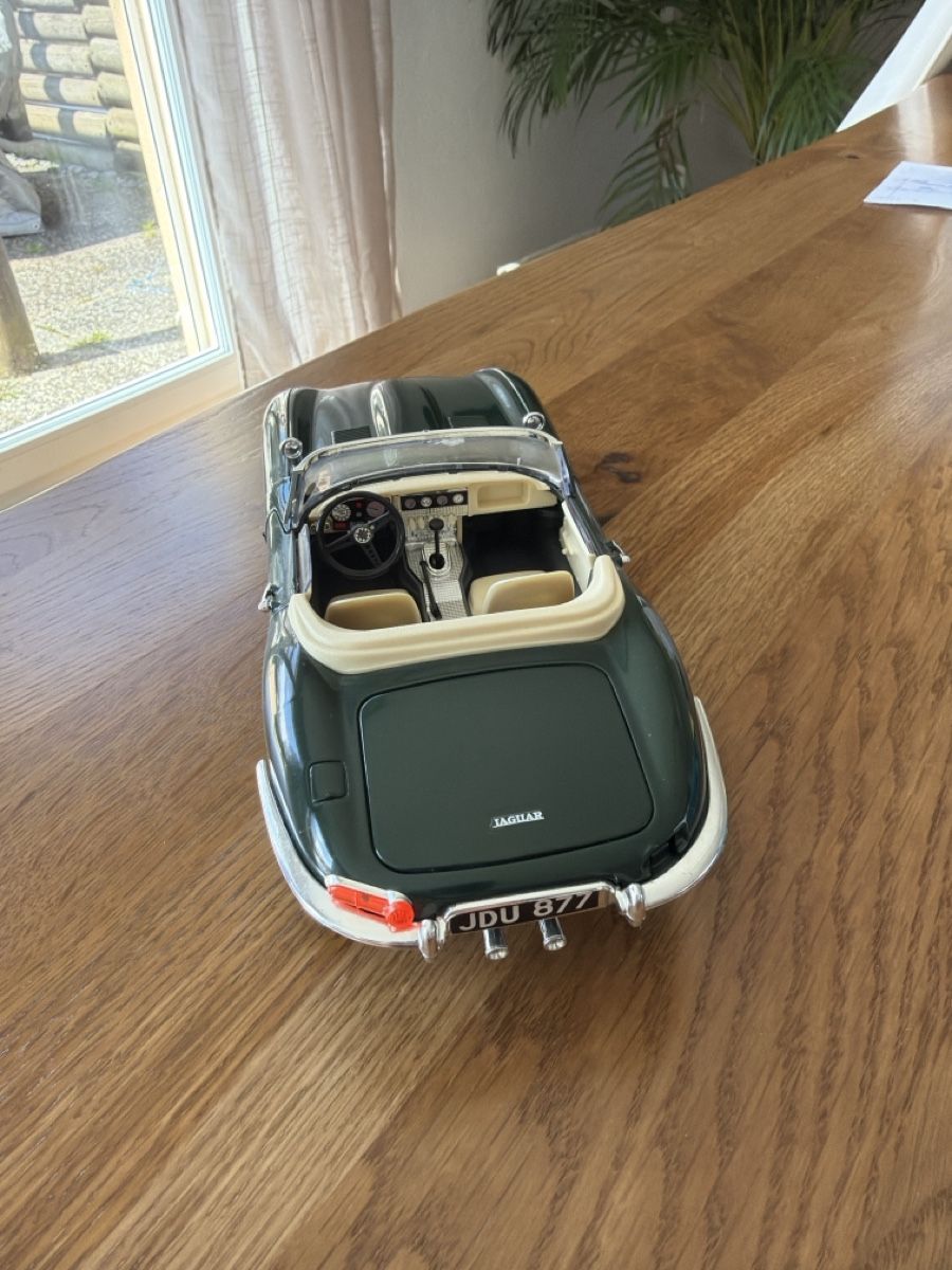Bburago Modellini d'auto: Jaguar Type E Cabriolet 1961 1/18, BURAGO – Usato da La Chaux-de-Fonds venduto da JeanLeHerisson 1