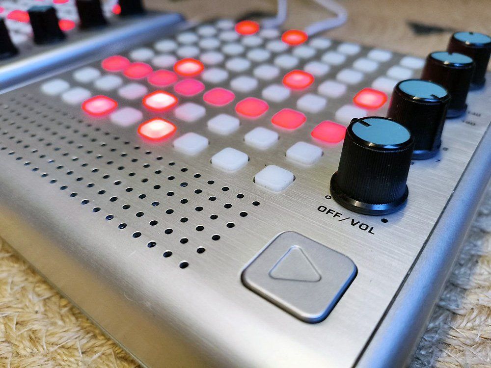 Spielzeuge: Think Geek Bliptronic 5000 Matrix Synth – Gebraucht aus Knonau von der_Alexan 1