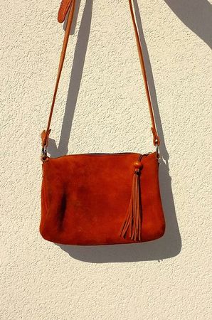 Umhängetasche aus Wildleder/Sac bandoulière en cuir 