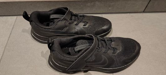 Nike Scarpe per ragazzi: Nike Turnschuhe/Sneaker Gr. 33.5 – Usato da Oberhofen AG venduto da iitf2020