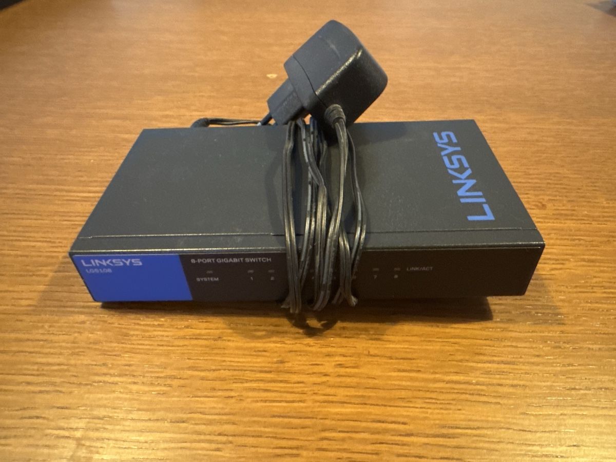 Linksys Hub & Switch: Switch 8 ports – Usato da Forel (Lavaux) venduto da Hydro289