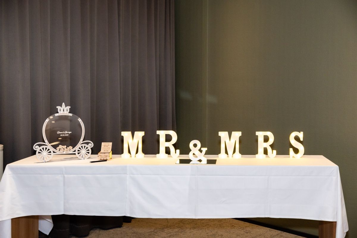 Tutte le decorazioni: Leuchtbuchstaben Mr & Mrs – Usato da Horgen venduto da smaally