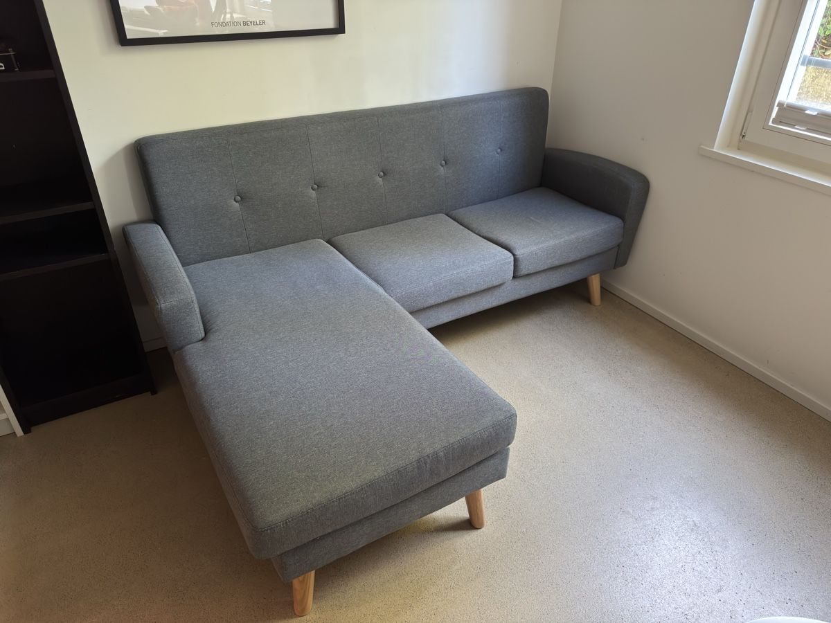 Divani: Graues Ecksofa mit Holzfüssen – Usato da St. Gallen venduto da Kesvilla 2