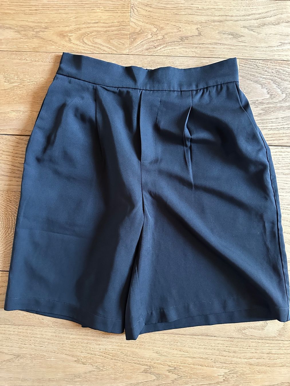 Na-kd Pantaloni: schwarze Damen Shorts Gr. 34 NAKD – Usato da Bern venduto da IrisBern