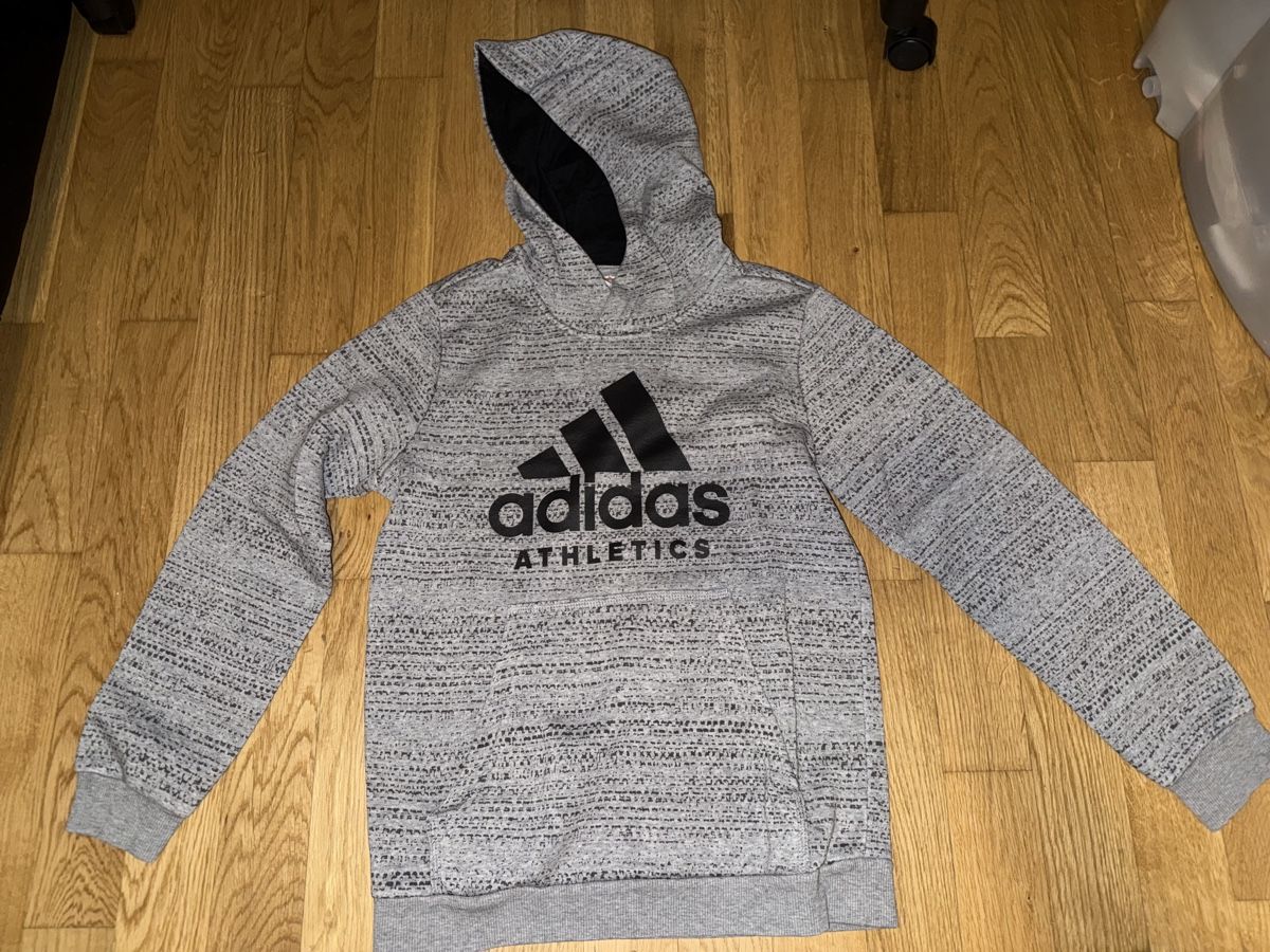 Adidas Pullover & Sweatshirts: Adidas-Kapuzenpullover, Größe 152 – Gebraucht aus Aarburg von Da-Lila
