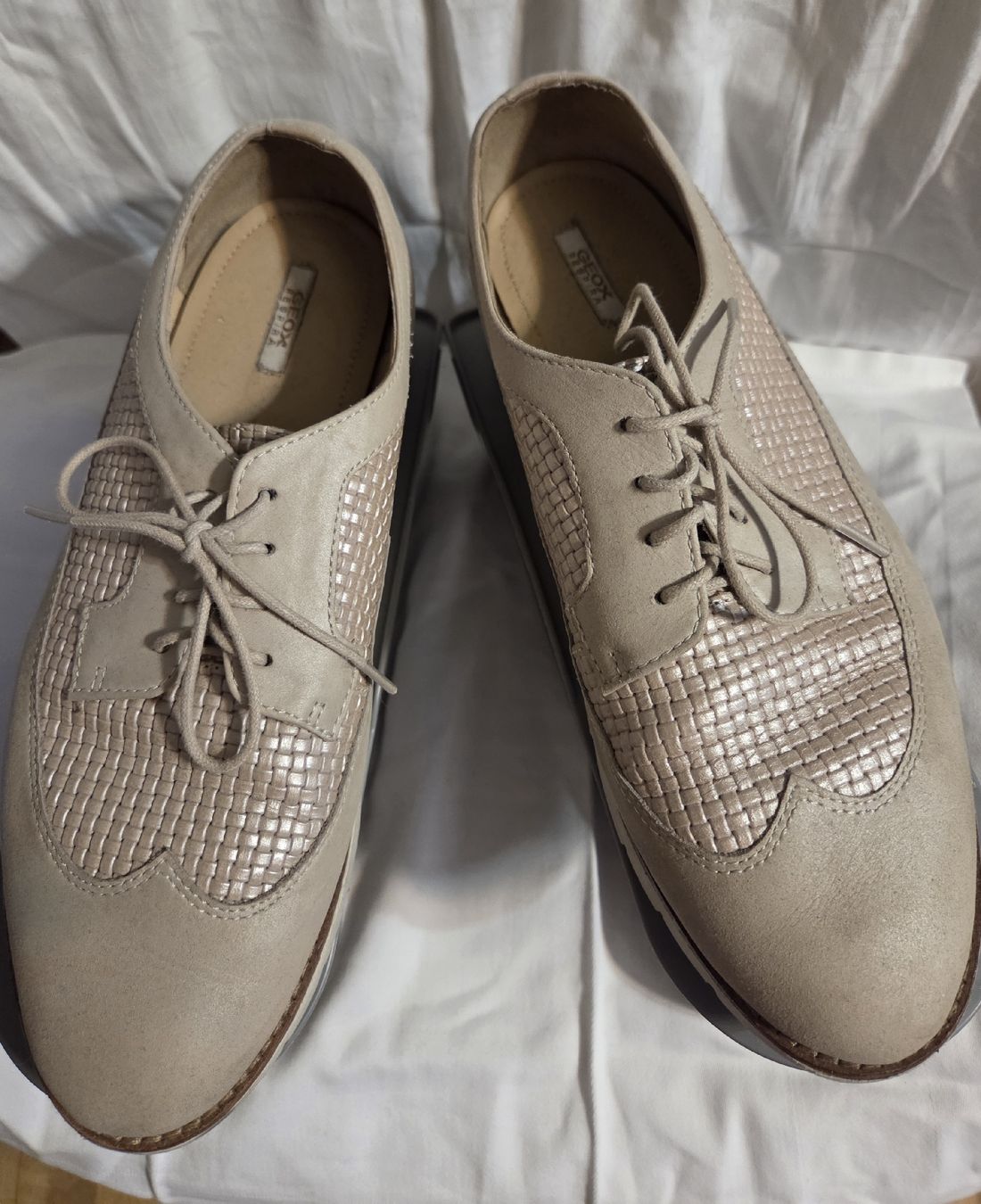 Geox Scarpe da donna: Derbies Geox beige, cuir, taille 39 – Usato da Onex venduto da dan_2nt8