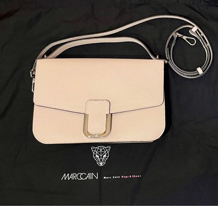 MARC CAIN Handtasche in kompaktem Format mit Schulterriemen