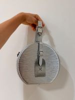 Handtasche Louis Vuitton rund silberfarben guter Zustand