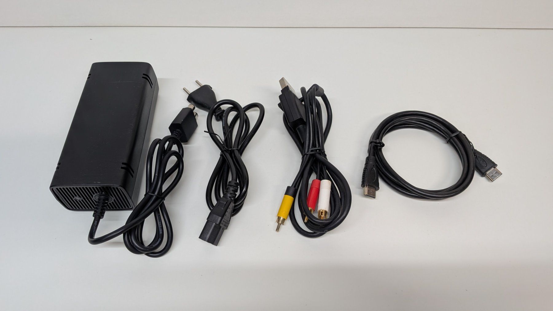 Microsoft Consoles: Microsoft Xbox 360 S inkl. 2 Controller – D'occasion à Menziken par mame18 8