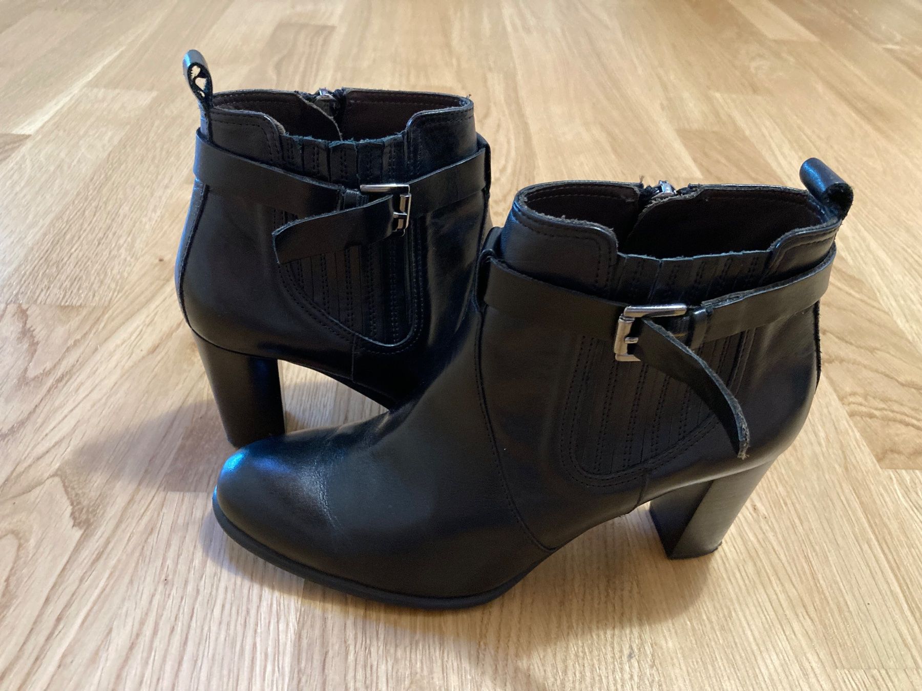 Scarpe da donna: NAVYBOOT Stiefeletten aus Leder – Usato da Rafz venduto da Baldemar 1