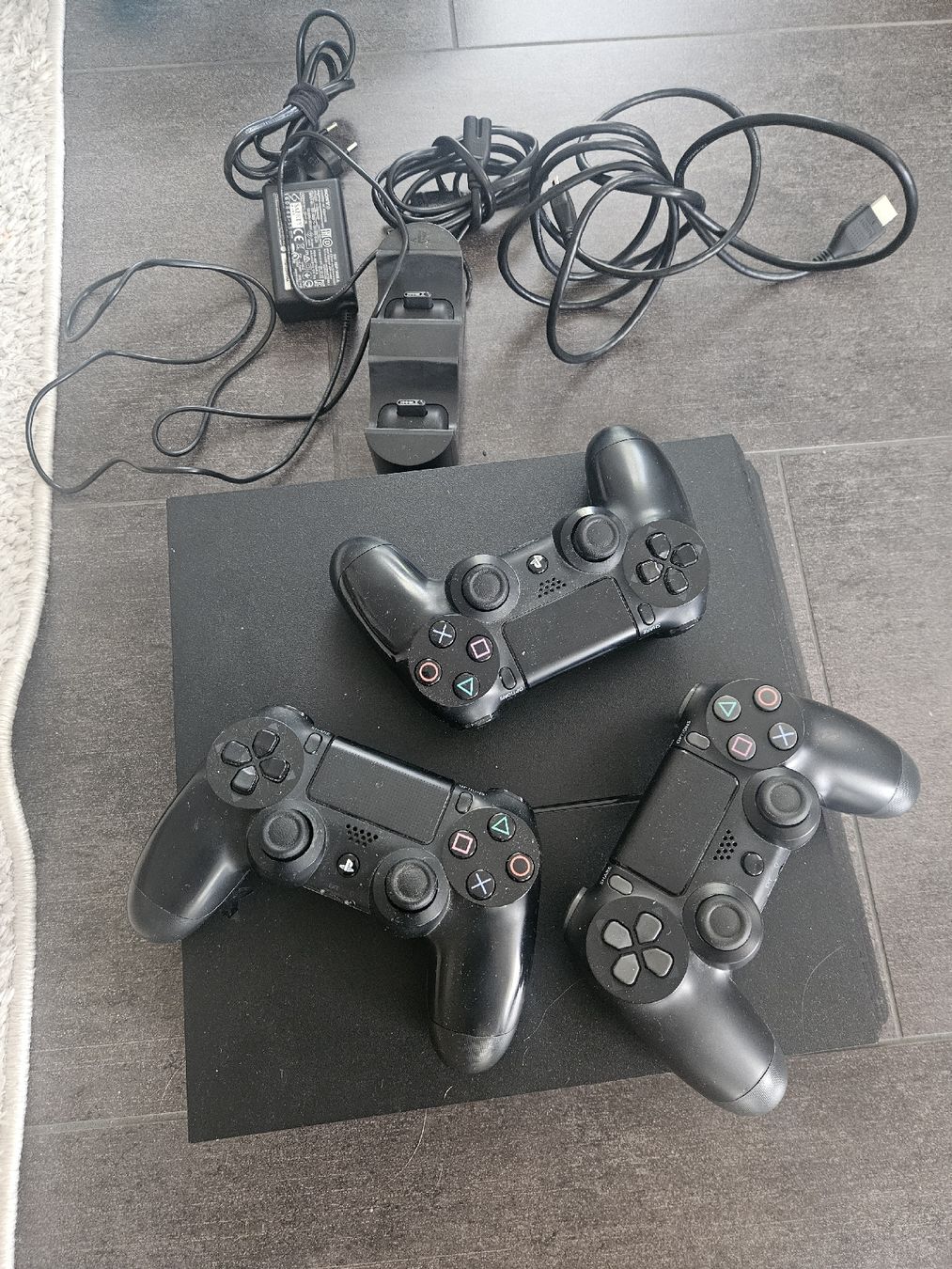 Sony Console: Sony PS4 inklusive 3 Controller – Usato da Susten venduto da hugi.alain.12