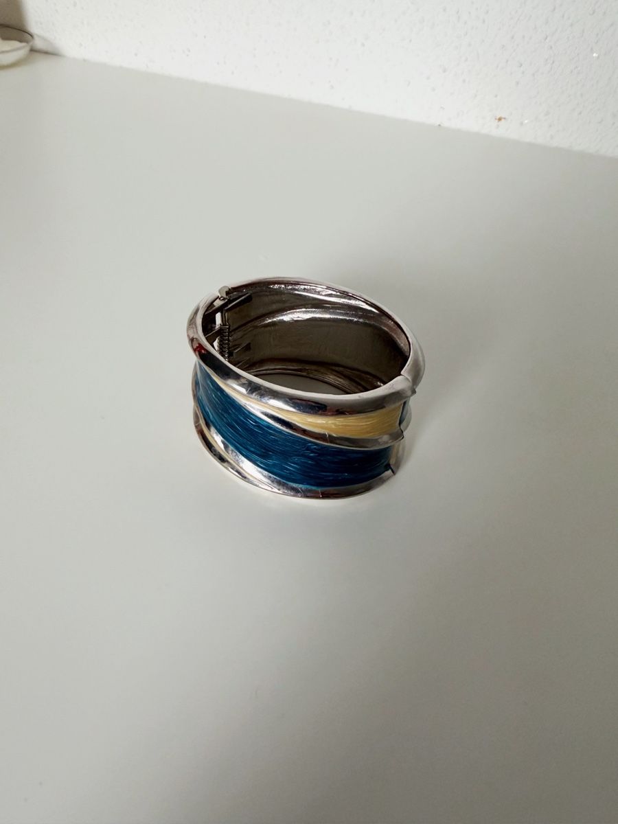 Armbänder & -reifen: Vintage  Wide Silver Tone Cuff Bracelet – Gebraucht aus Knonau von Grapesvintage