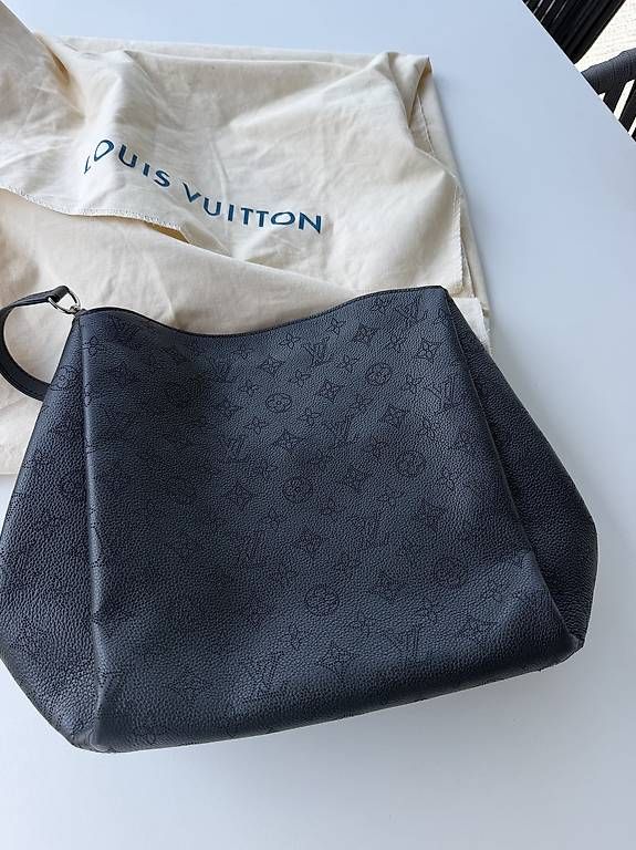 Borse da donna: Louis Vuitton Mahina Bag – Usato da Ascona venduto da Consa 3