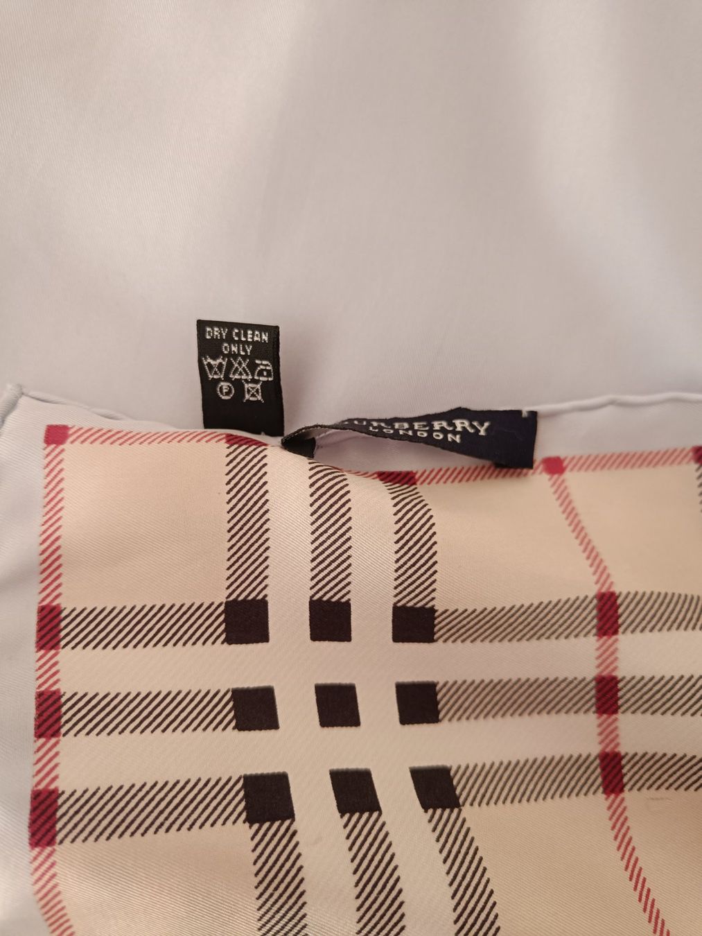 Burberry Foulard & Sciarpe: Foulard Burberry – Usato da Prangins venduto da sid_h2n6 4