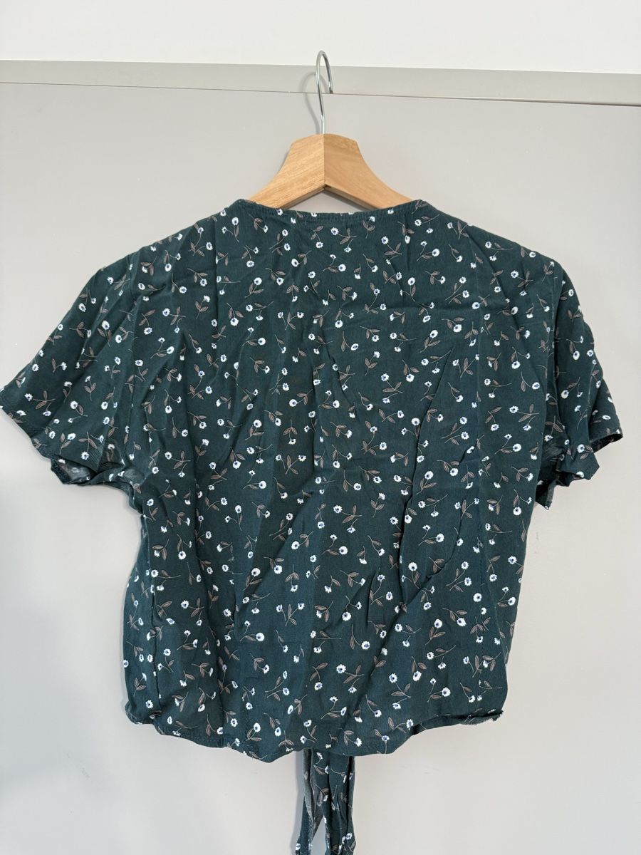 Brandy Melville Top: Haut cache cœur brandy – Nuovo (secondo la descrizione) da Le Grand-Saconnex venduto da ama_pc9p 1
