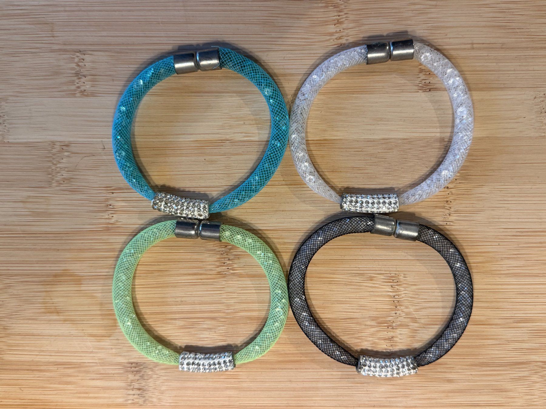 Armbänder & -reifen: Modeschmuck: 4 Armbänder mit Magnetverschluss – Gebraucht aus Basel von zukk_