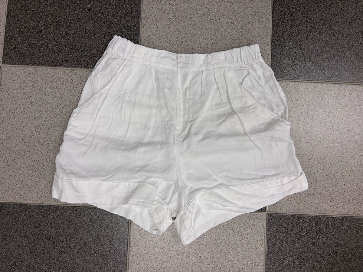 Pantaloni: Zara Basic Shorts Weiss Gr. S – Usato da Wohlen b. Bern venduto da Beppe99