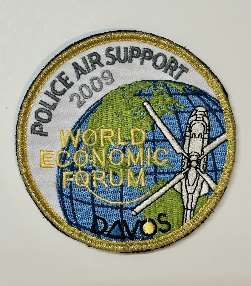 Swiss Placchette & Badge: Polizei WEF 2009 Gold  – Nuovo e nell'imballaggio originale da Castione venduto da DWNL