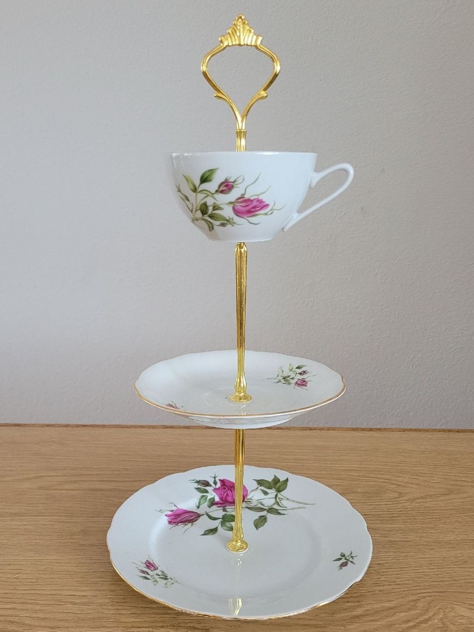Set di piatti: ETAGERE mit Kaffeetasse, Untertellerchen & Desserteller – Usato da Nottwil venduto da echtMOMO
