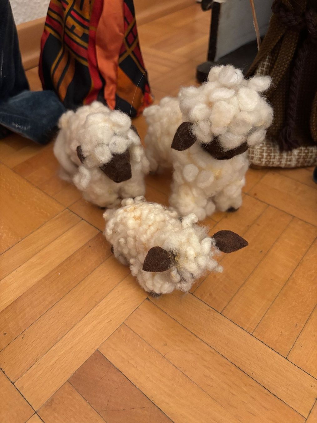 Toutes les décorations: Krippenfiguren Set mit Stall und Schafen, handgemacht – D'occasion à Wettingen par sfdslrf 2