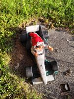 Gartenzwerg im Rennauto 