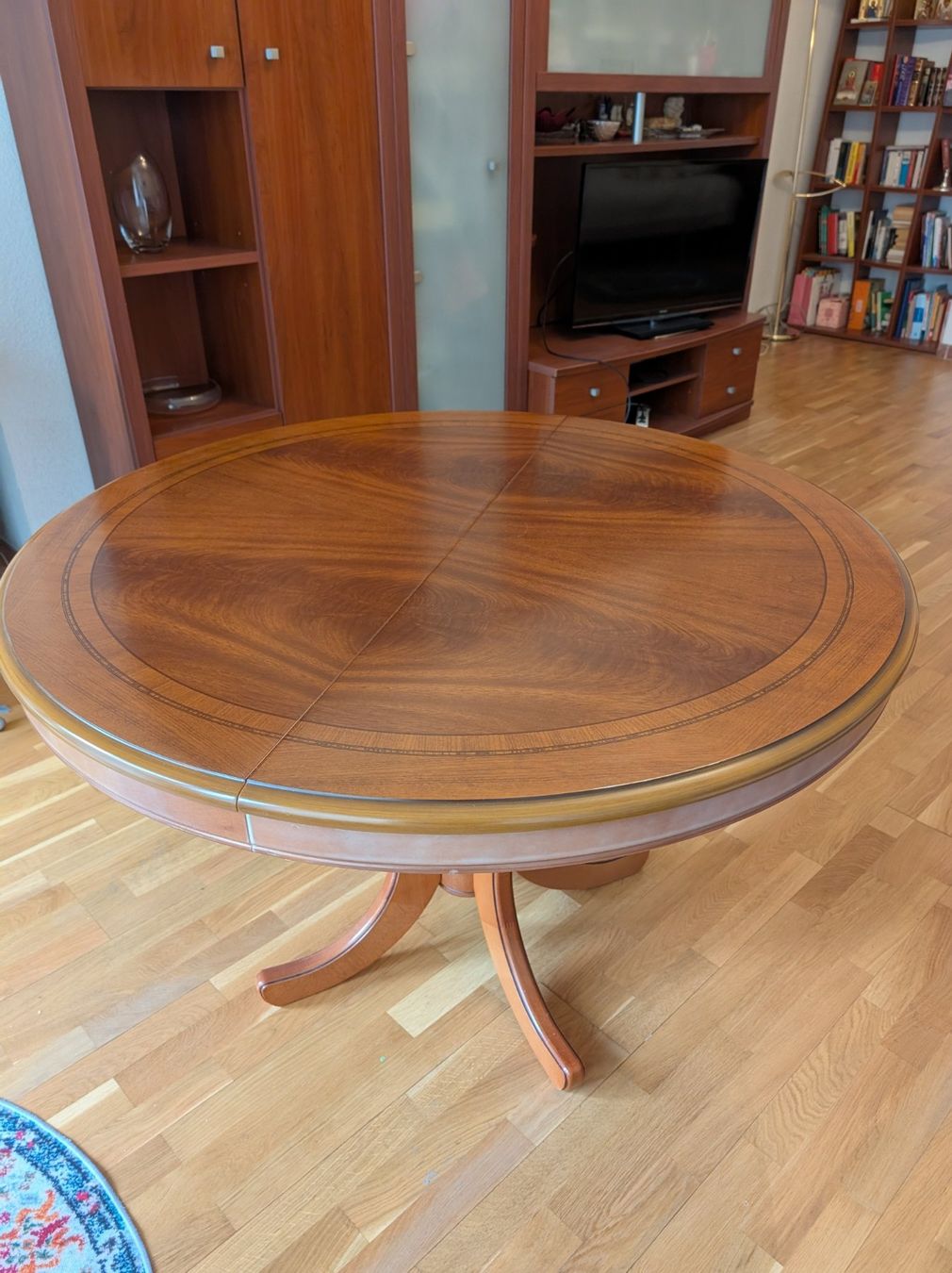 Tavoli: Table en bois massif merisier, doré de style Louis Phillippe – Usato da Genève venduto da Maria11 7