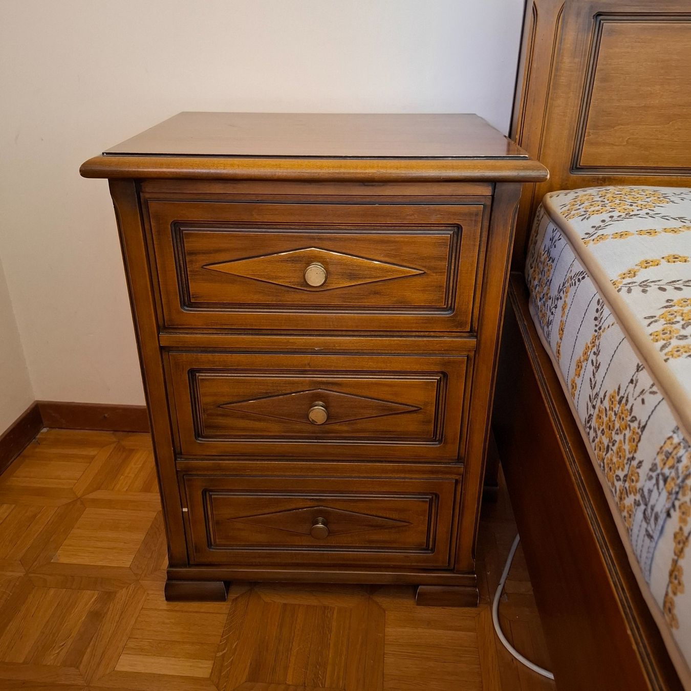 Betten: Belle chambre complète en bois massif – Gebraucht aus Préverenges von jeand55 4