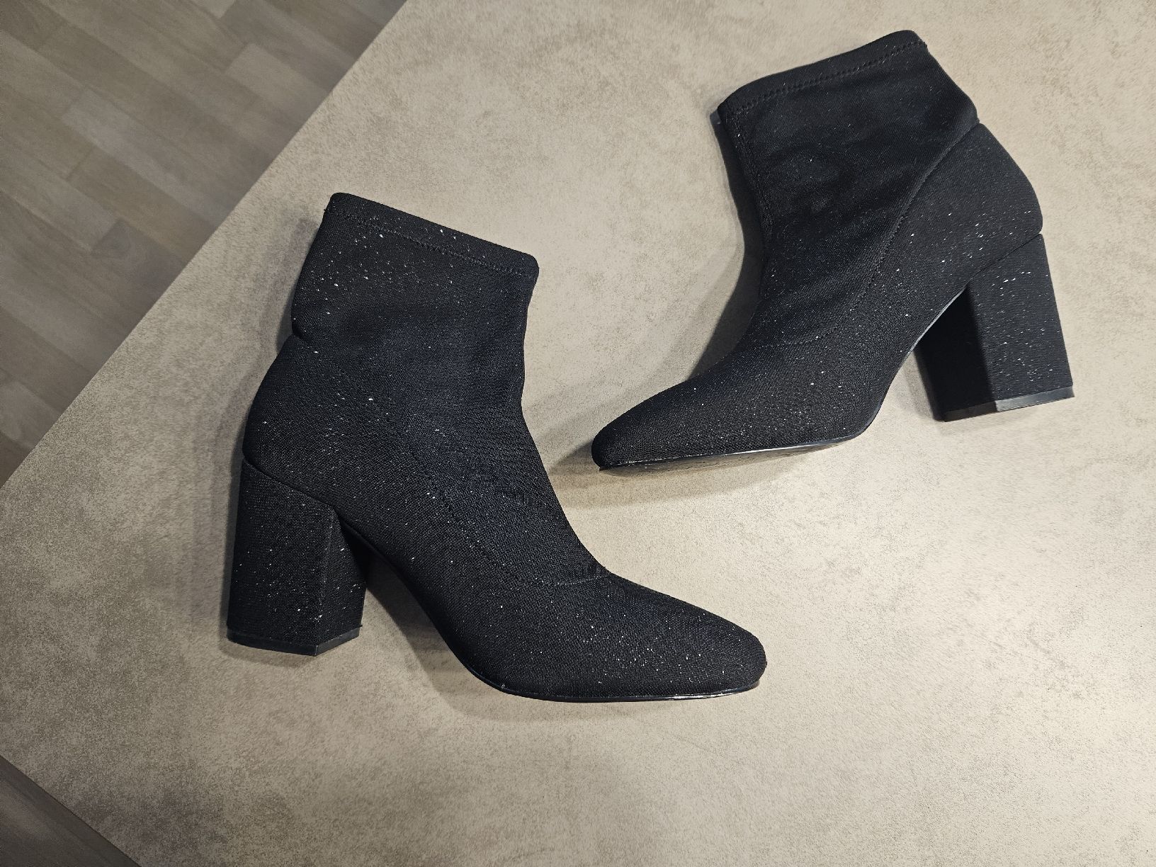 Scarpe da donna: Schwarze Stiefeletten mit Absatz – Usato da Kriens venduto da noe_5hkf 1