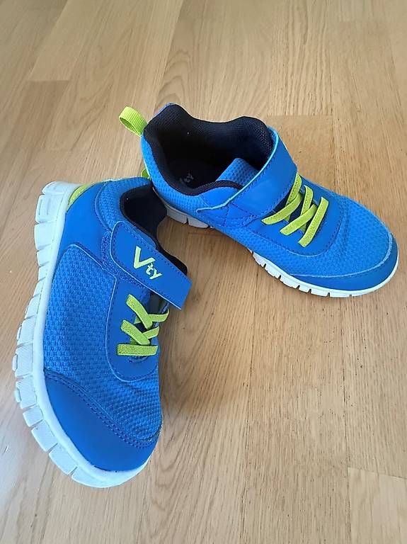 Scarpe per ragazzi: 2 Paar Vty Sneaker Jungenschuhe Preis für beide – Usato da Hinwil venduto da mar_7dnn 2