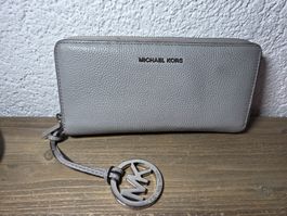 Michael Kors Portemonnaie Grau mit Anhänger und Tragegurt