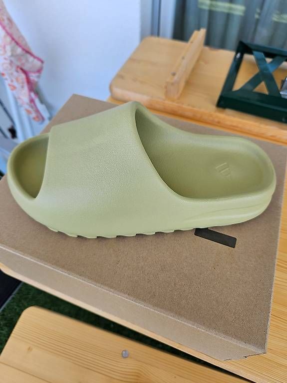Scarpe da uomo: Yeezy Slide Resin Us 8 – Usato da Oberentfelden venduto da pun_d7vt