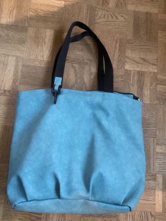 Geräumige Schultertasche türkis mit Reissverschluss Innen...